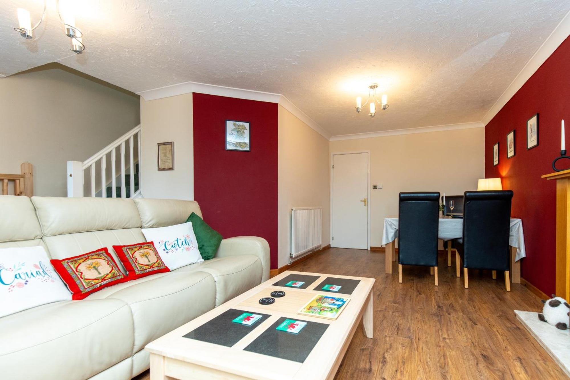 Comfortable And Spacious Superb Holiday Home In Llanelli, Dog Friendly Exterior foto